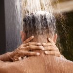 Tomar banho de água fria no verão ajuda mesmo a refrescar o corpo?